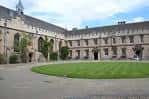 Área exterior con césped redondo y edificios históricos