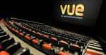 Interior de la sala de cine con butacas rojas y pantalla grande iluminada