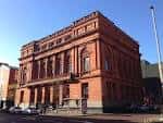 Fachada principal de la Biblioteca Central de Belfast bajo cielo despejado