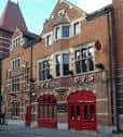 Fachada exterior del Old Fire Station en Oxford con puertas rojas y detalles arquitectónicos victorianos