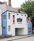 Vista exterior del ADC Theatre con fachada blanca y azul