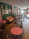 Interior del café con mesas y sofás decorados