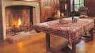 Interior del salón principal con chimenea encendida y mesa decorada