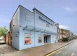 Vista exterior del Phoenix Picturehouse en Oxford con fachada azul y cartelera