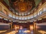 Interior del Sheldonian Theatre con cúpula decorada y butacas rojas