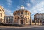 Vista exterior del Sheldonian Theatre en Oxford bajo cielo azul