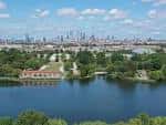 Vista panorámica del parque desde una altura, mostrando el lago, áreas verdes y el skyline de Filadelfia al fondo