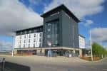 Vista exterior del Premier Inn Edinburgh Park Hotel con fachada moderna y cielo azul