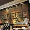 Vista del mostrador principal con estantería decorativa y equipos de café