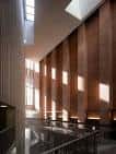 Interior del hall principal con iluminación natural y acabados en madera