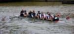 Equipo de remo del City of Oxford Rowing Club compitiendo en el río