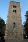 Torre medieval de la iglesia bajo cielo azul despejado