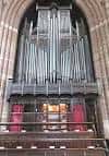Órgano histórico en el interior de la parroquia