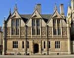 Fachada histórica del Ruskin School of Art con arquitectura gótica y detalles en piedra