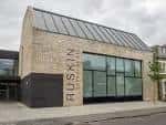 Edificio moderno del Ruskin School of Art con fachada de ladrillo y grandes ventanales