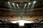 Interior del auditorio del Young Vic con iluminación escénica y disposición de butacas