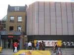 Vista exterior diurna del Young Vic Theatre con público en la entrada