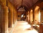Pasillo interior con bóveda de cañón y arcos de piedra