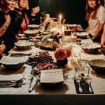 Reunión creativa en GULP Birmingham con invitados compartiendo cena