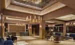 Lobby principal del hotel con iluminación cálida y decoración elegante