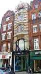 Fachada histórica de Bonhams en Mayfair con arquitectura victoriana