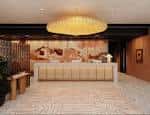Recepción principal del hotel con decoración elegante y arte en la pared