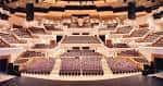 Vista panorámica del interior del auditorio principal con butacas y escenario