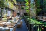 Terraza exterior con mobiliario cómodo y jardines verticales