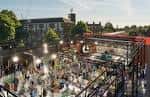 Vista aérea del patio de eventos de Freight Brixton con público y luces decorativas