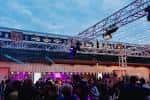 Escenario al aire libre en Freight Brixton durante un evento nocturno con iluminación púrpura
