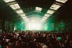 Interior del Blackstone Street Warehouse con iluminación verde y multitud durante un evento