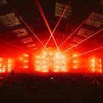 Escenario del Blackstone Street Warehouse con luces láser rojas y ambiente festivo
