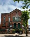 Fachada exterior del Belfast Empire Music Hall con arquitectura de ladrillo rojo y ventanas arqueadas