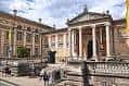 Vista exterior del Museo Ashmolean con su fachada neoclásica y columnas