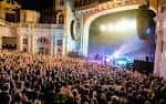 Concierto en el O2 Academy Brixton con público lleno y luces de escenario