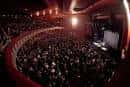 Vista panorámica del interior del Eventim Apollo con el público sentado y escenario iluminado