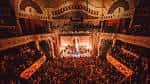 Interior del O2 Shepherd's Bush Empire mostrando la arquitectura clásica y el público en las gradas
