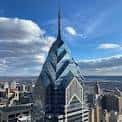 Primer plano del techo distintivo de One Liberty Place con vista aérea de la ciudad