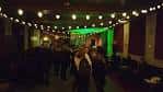 Interior del salón principal del NCI Centre decorado con luces colgantes para un evento social o celebración