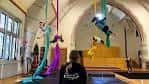 Clase de circo en el interior del Philadelphia School of Circus Arts con artistas en telas aéreas