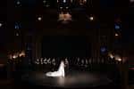 Ceremonia de boda en el escenario del teatro con iluminación dramática