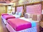 Habitación temática con camas rosa y decoración de jardín