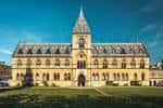 Fachada exterior del Museo de Historia Natural de Oxford bajo cielo azul