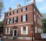 Vista exterior del Hill-Physick House con fachada de ladrillo rojo y detalles arquitectónicos históricos
