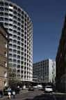 Perspectiva urbana del Space House en Londres con cielo despejado