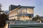 Vista exterior del Venice Island Performing Arts & Recreation Center al atardecer