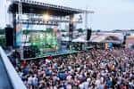 Evento al aire libre en el The Cabooze durante GoFest '19 con escenario y multitud
