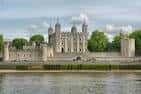 Fotografía amplia de la fortaleza medieval de la Torre de Londres al atardecer