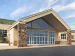 Fachada exterior moderna de Calvary Chapel Philadelphia con grandes ventanales