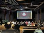 Evento en curso en el espacio All is Joy con audiencia y pantalla